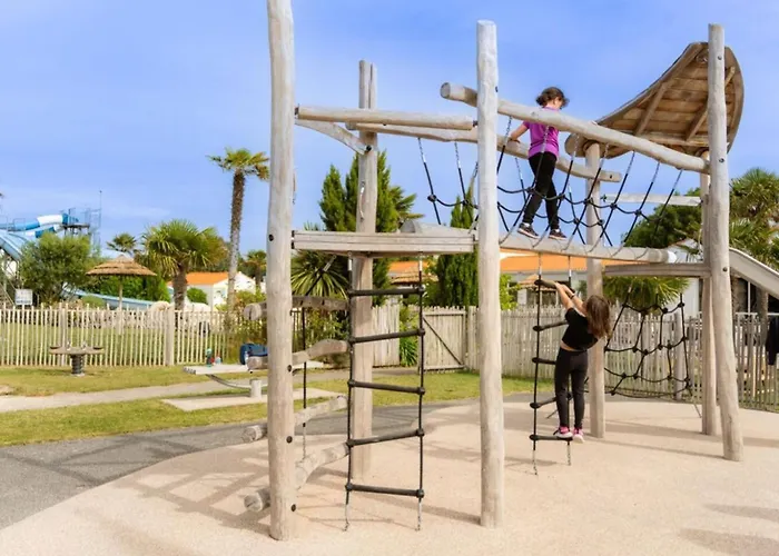 Camping Mobile-home Avec Terrasse, 5 Personnes, - Api-1-52-1065 *